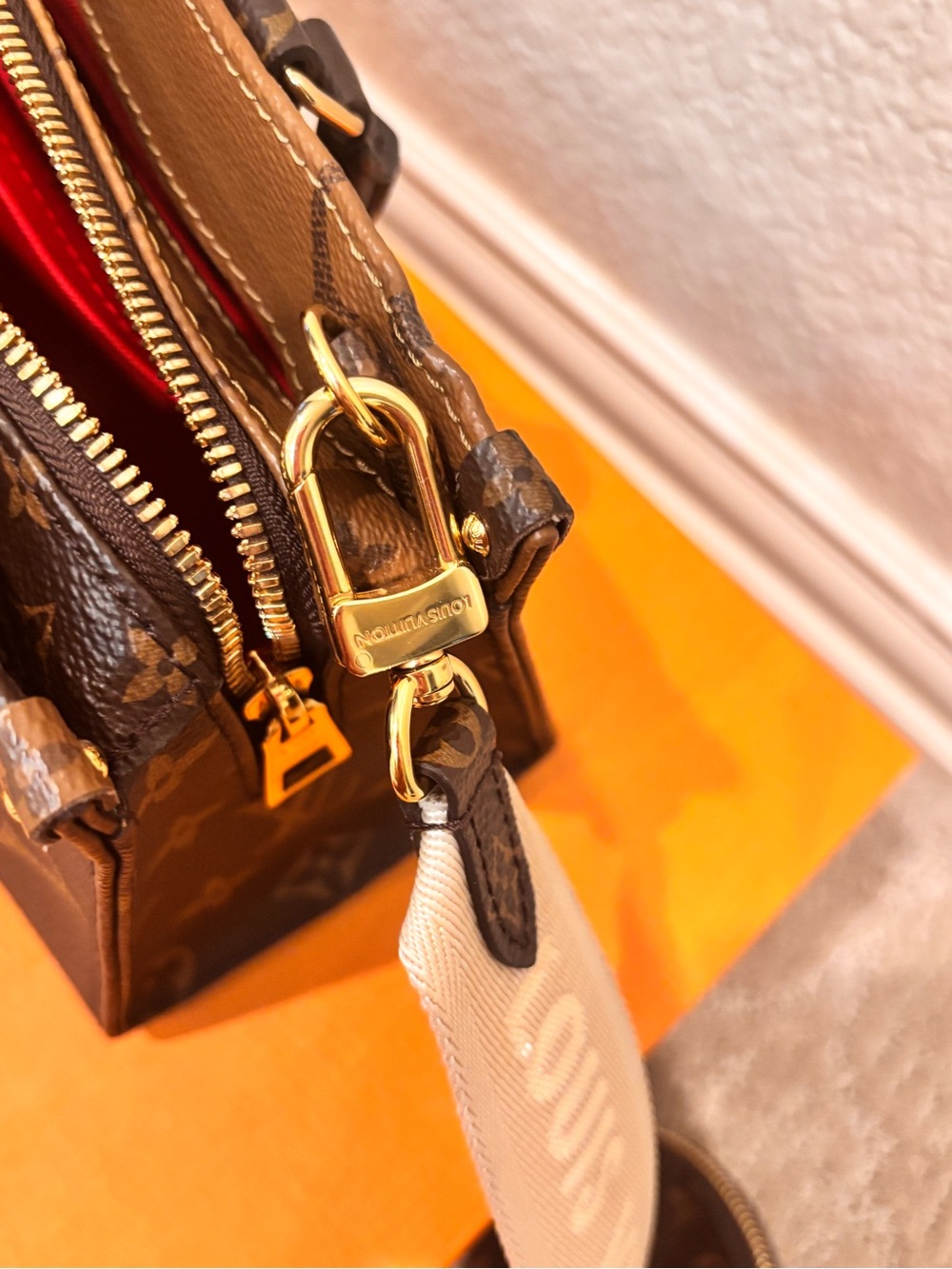 Louis Vuitton On the Go EW in Giant Reverse Monogram - Picture 12 of 15
